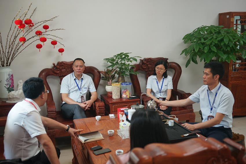 《品質(zhì)》欄目組領(lǐng)導(dǎo)與梁漢棋董事長(zhǎng)、曹傳偉總經(jīng)理洽談事宜
